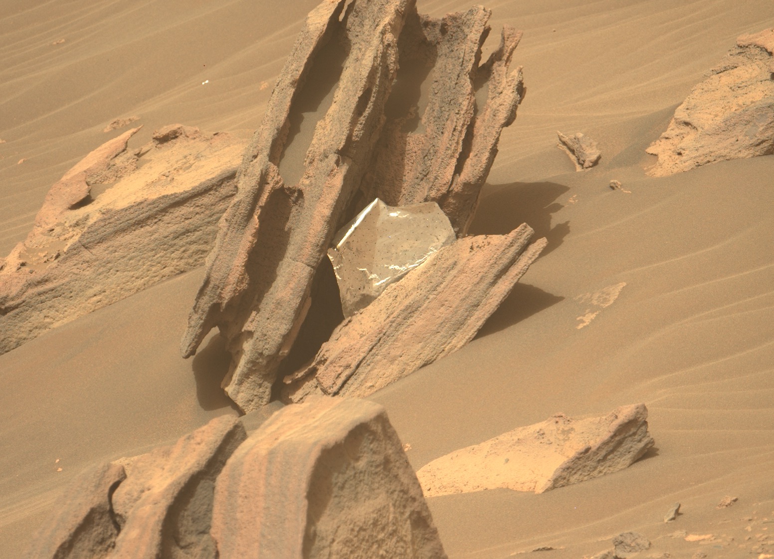 Penjelajah Mars NASA Perseverance mengambil foto ini, yang menunjukkan bagian dari selimut termal dari roda pendaratannya, pada 13 Juni 2022.