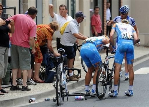 Christian Vande Velde (Garmin-Slipstream) gets a wheel from his teammate Martijn Maaskant after crashing on stage 11.
