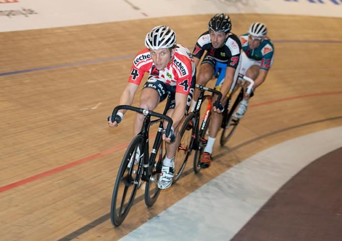 Andreas M&uuml;ller on the attack, closely marked by Peter Schep and Robert Bartko.