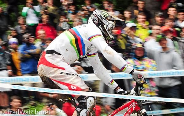 Steve Peat (Santa Cruz Syndicate) riding in front of cheering fans.