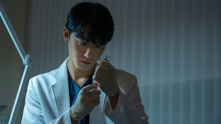 Lee Do-hyung as Joo Yeo-Jeong filling a syringe in The Glory
