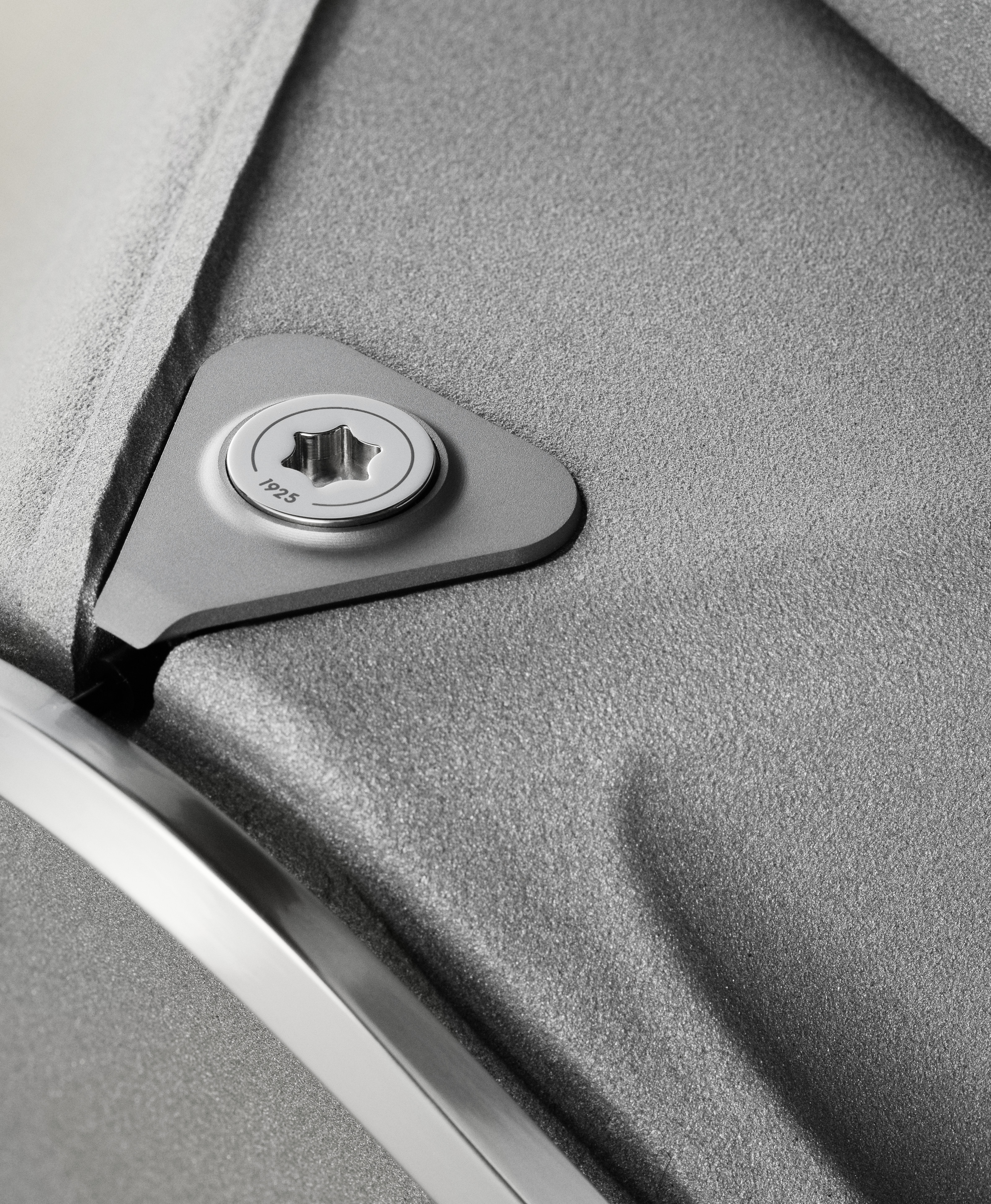 Detail design, Bang &amp;amp; Olufsen Beolab 90 Titan Edition