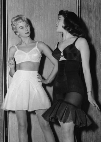 Shoulder, Joint, Waist, Trunk, Fashion, Abdomen, Thigh, One-piece garment, Undergarment, Chest,