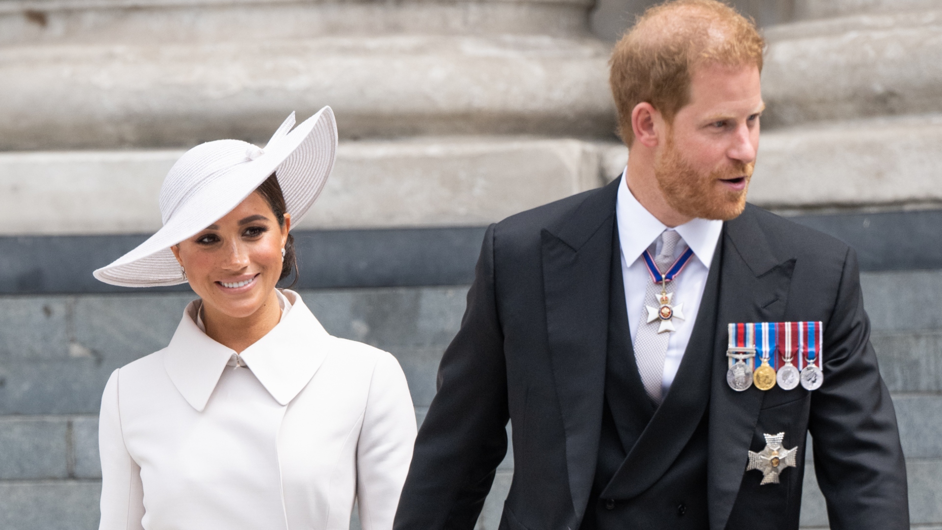 LONDÝN, Anglie - 3. června: Meghan, vévodkyně ze Sussexu a princ Harry, vévoda ze Sussexu navštěvovat Národní bohoslužbu díkůvzdání v katedrále svatého Pavla dne 03. června 2022 v Londýně, Anglie.  Platinové jubileum Alžběty II. se slaví od 2. června do 5. června 2022 ve Spojeném království a Commonwealthu u příležitosti 70. výročí nastoupení královny Alžběty II. dne 6. února 1952. 3. června 2022 v Londýně, Anglie.  Platinové jubileum Alžběty II. se slaví od 2. června do 5. června 2022 ve Spojeném království a Commonwealthu u příležitosti 70. výročí nastoupení královny Alžběty II. dne 6. února 1952.