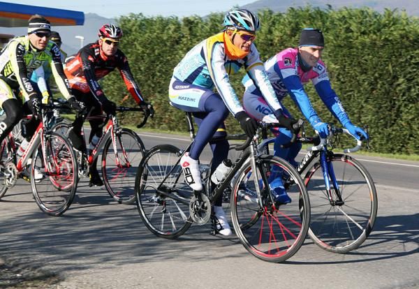 Alberto Contador shares a word with new teammate Paolo Tiralongo.
