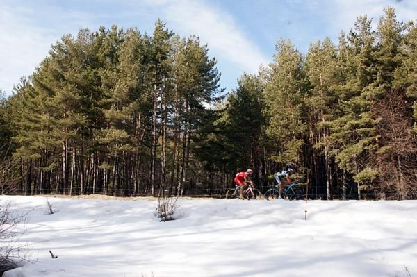 The two leaders Thomas De Gendt (Vacansoleil-DCM) and Rein Taaramae (Cofidis) roll along during stage 7.