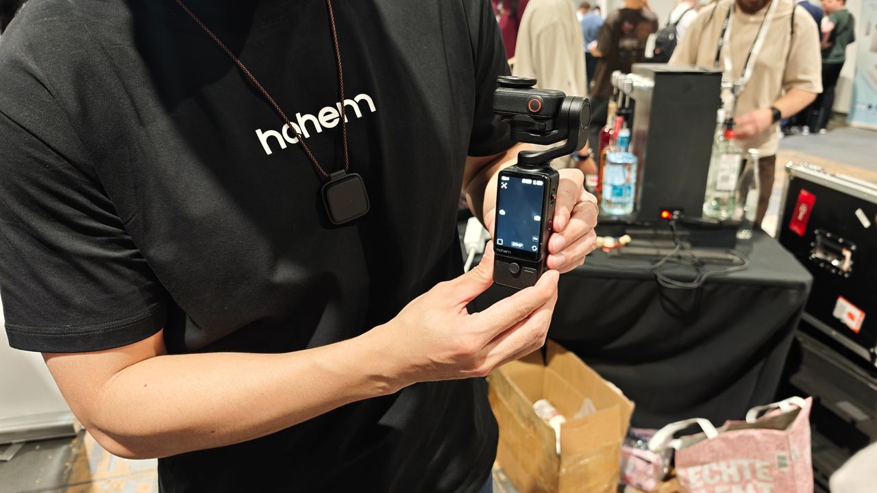 Man holding the Hohem Eyepic