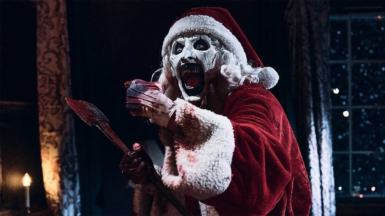 Arte El Payaso vestido de santa cubierto de sangre en Terrifier 3