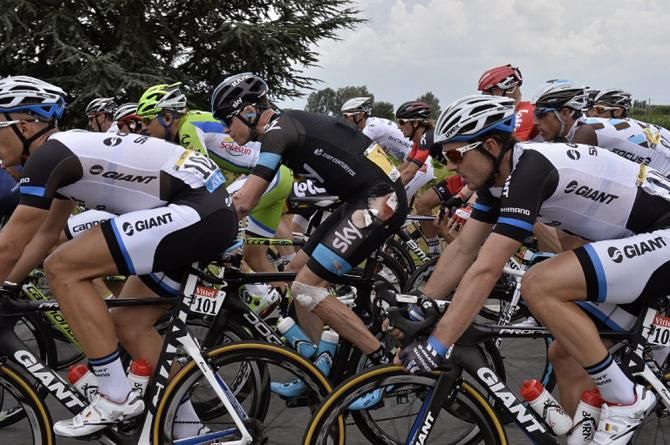 Froome rides mid-pack after crashing earlier in the fourth stage at the Tour de France