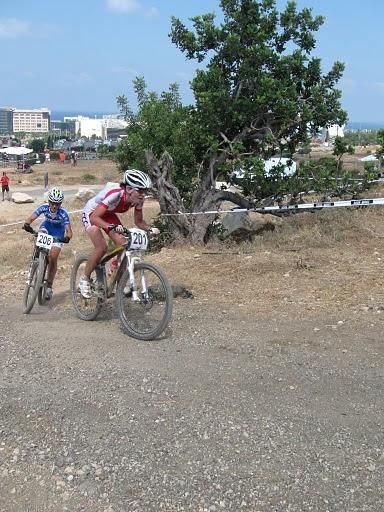 Maja Wloszczowska (Poland) leads Eva Lechner (Italy)
