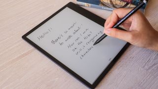 En person skriver på Kobo Elipsa 2E med pennen Kobo Stylus 2