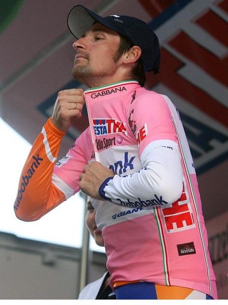 Denis Menchov earned another maglia rosa after maintaining his 26 second lead over Danilo Di Luca on GC.