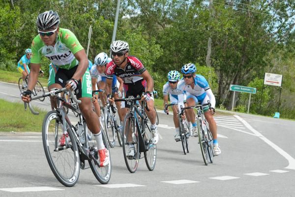Anuar Manan (Synergy Baku) is closely followed by a teammate