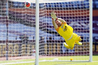 Vicente Guaita tried to keep Villa at bay