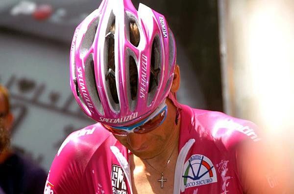 Alessandro Petacchi (Milram) concentrates.