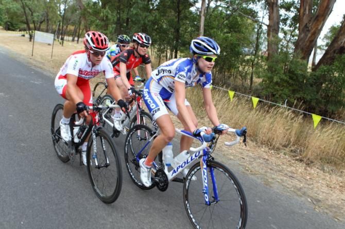 Lisa Jacobs (Team Jayco-VIS) and Rebecca Werner (Specialized - Securitor) in the break