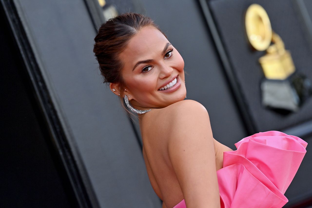 chrissy teigen at the 64th grammy awards