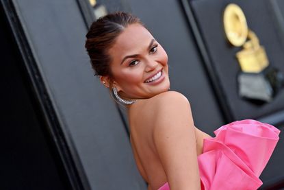 chrissy teigen at the 64th grammy awards