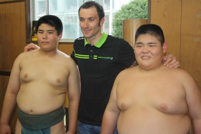 Ivan Basso with two young sumo wrestlers in Saitama.