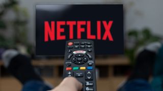 Netflix op een tv met een afstandsbediening erop gericht