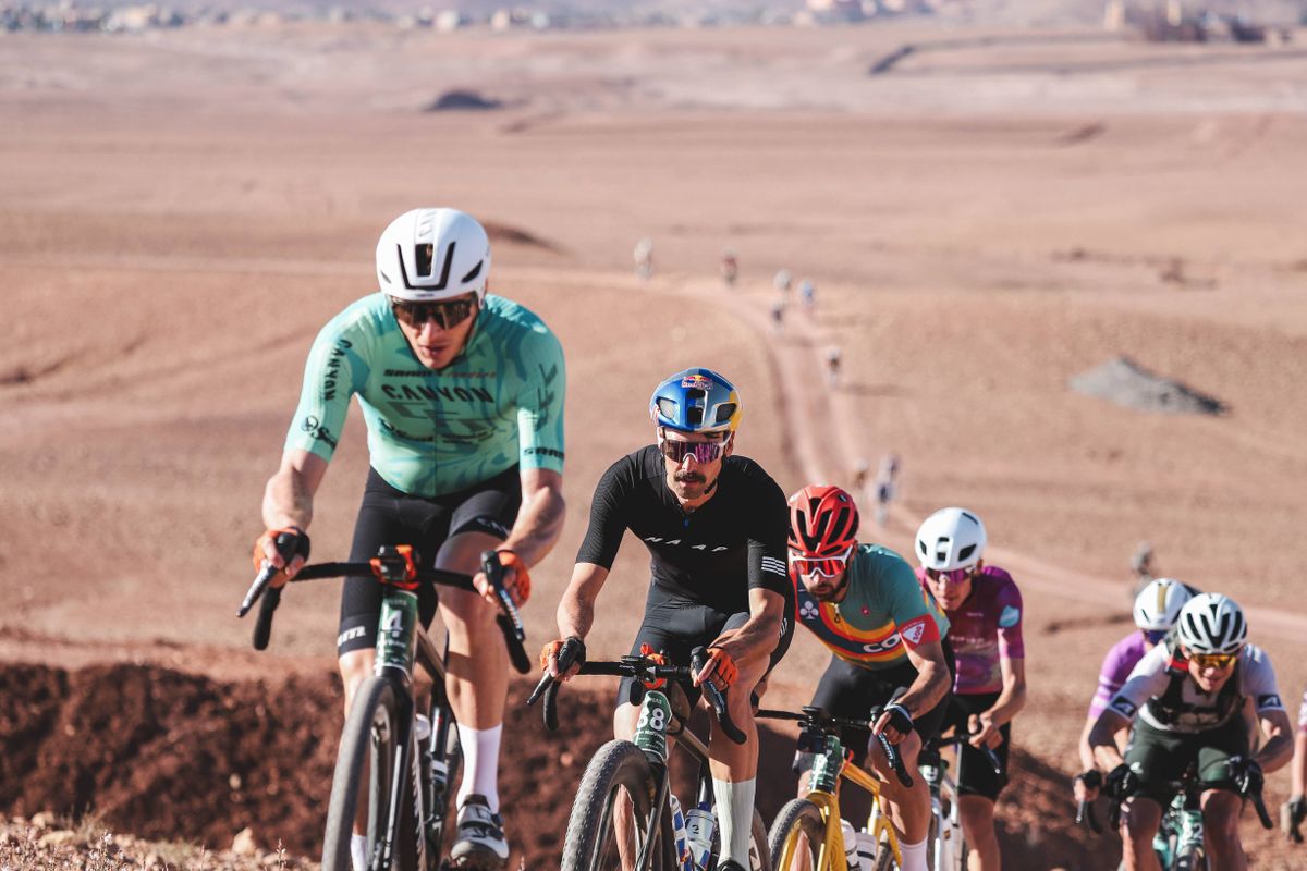 Petr Vakoč (Canyon CLLCTV) leads the group at the Sahara Gravel 2025