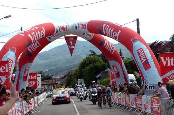 Egoi Martinez (Euskaltel-Euskadi), Cyril Gautier (Europcar) and Robert Kiserlovski (Astana) in pursuit of Millar and Peraud.
