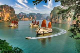 Magnificent beauty of Ha Long Bay