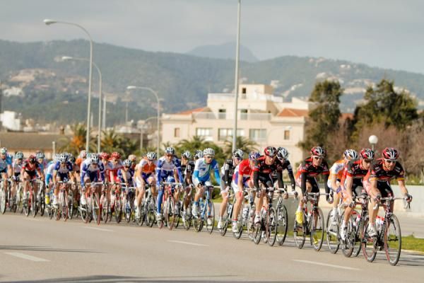 Team Caisse D'Epargne also gets in the chase at the front, with one lap to go