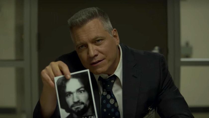 Holt McCallany holding up photograph in Netflix&#039;s Mindhunter
