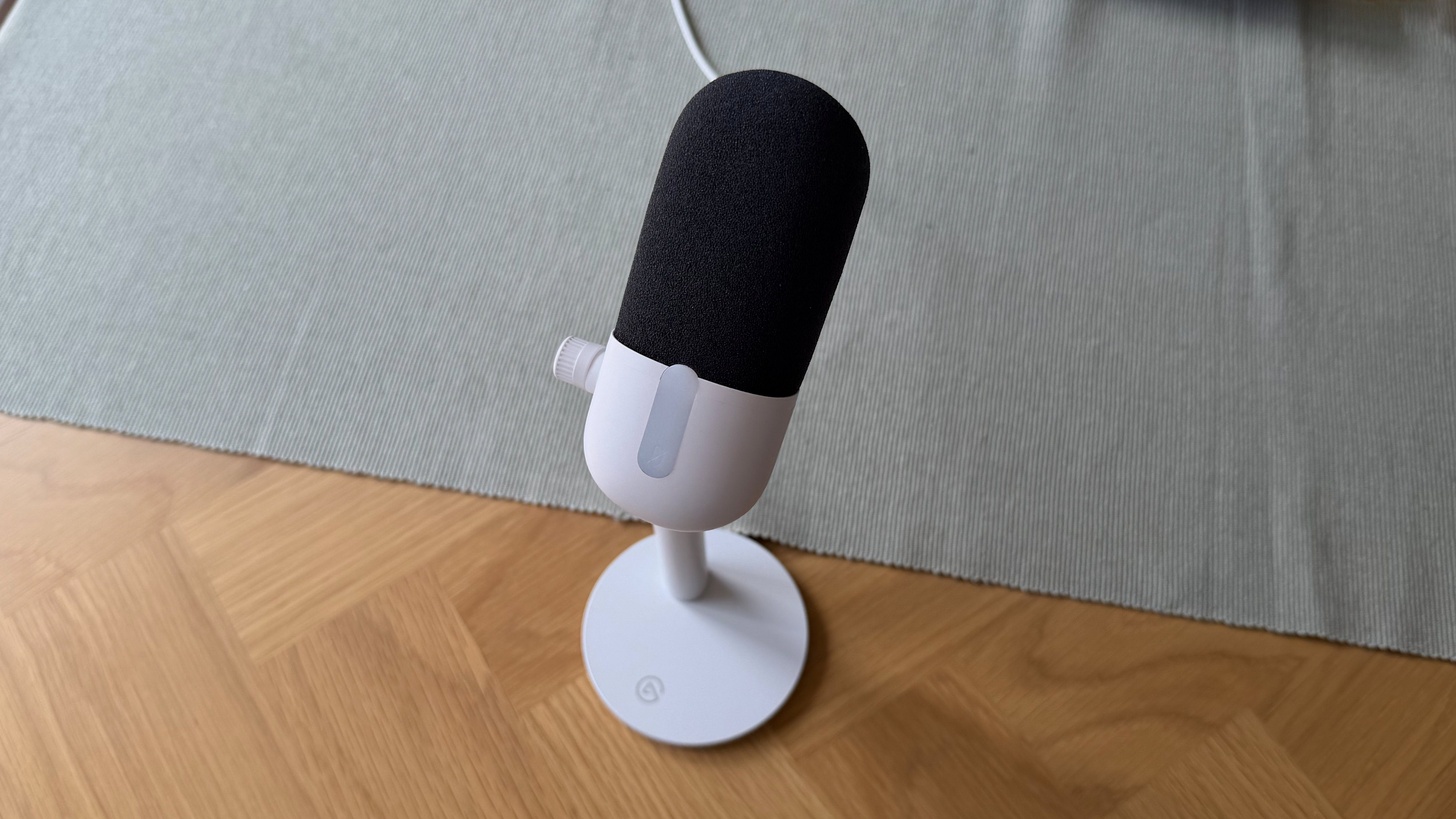 A white Elgato Wave Neo on a dining table