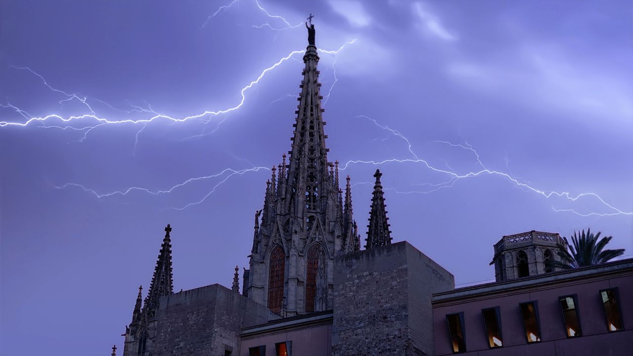 Images of the Catedral de Barcelona, shot on the Xiaomi 14 and edited using the on-device AI photo editor