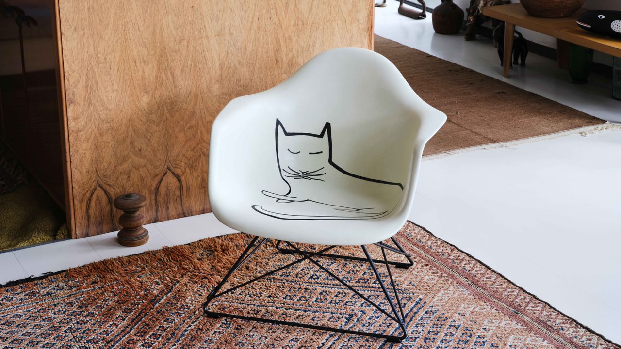 Vitra eames chair with steinberg cat