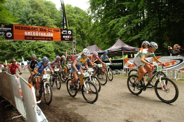 The start of the elite women's race