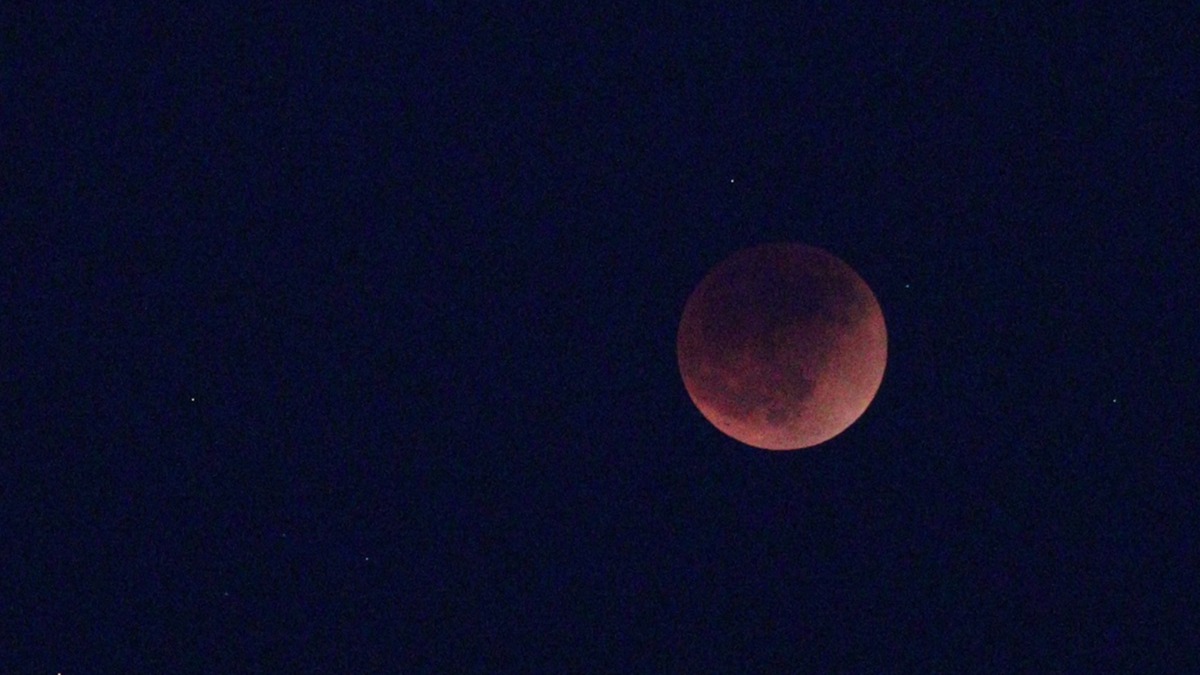 La Súper Luna de Sangre Flor del 15 al 16 de mayo visible desde Bend, Oregón.