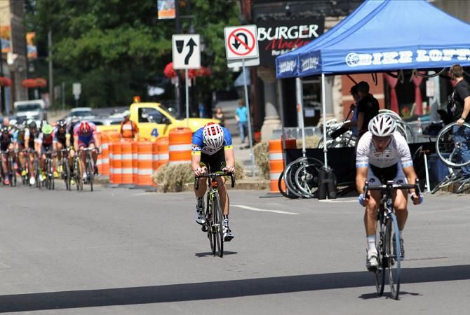 Eugene Boronow (GS Mengoni USA) takes a late flyer and lead for a few laps