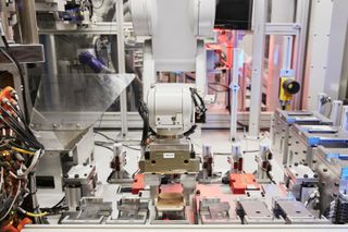 Apple Daisy de-manufacturing robot