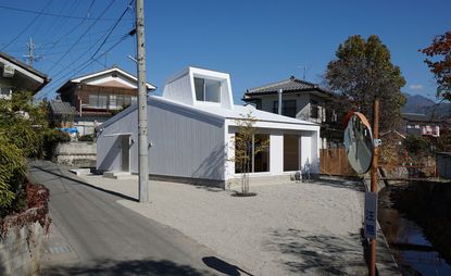 Pettanco住宅位于松本山区，该地区通常被称为日本的阿尔卑斯山，是由Yuji Tanabe Architects设计的智能家庭住宅和工作空间