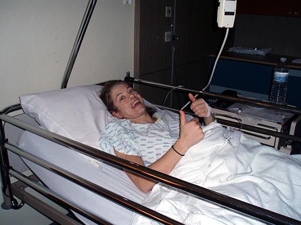 Barb Howe giving the thumbs up despite being in pain due to a crash in the Hofstade Cyclo-cross World Cup