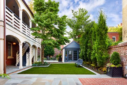 garden lawn in backyard by Joseph Richardson of Richardson & Associates Landscape Architecture