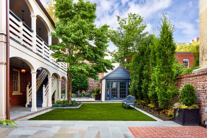 garden lawn in backyard by Joseph Richardson of Richardson &amp; Associates Landscape Architecture