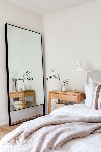 Is facing a mirror during sleep actually bad news? | Livingetc