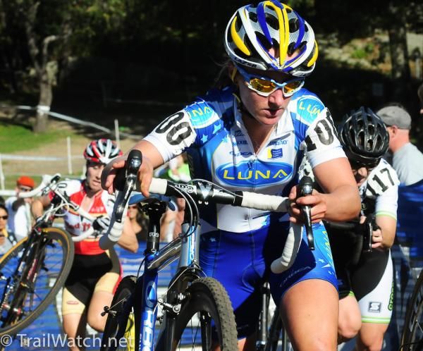 Amy Dombroski (Luna Pro Team) chases Meredith Miller