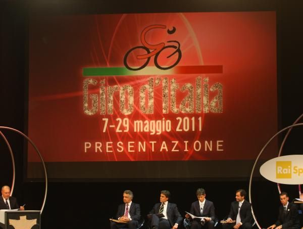 Contenders and analysts alike were onstage for the presentation.