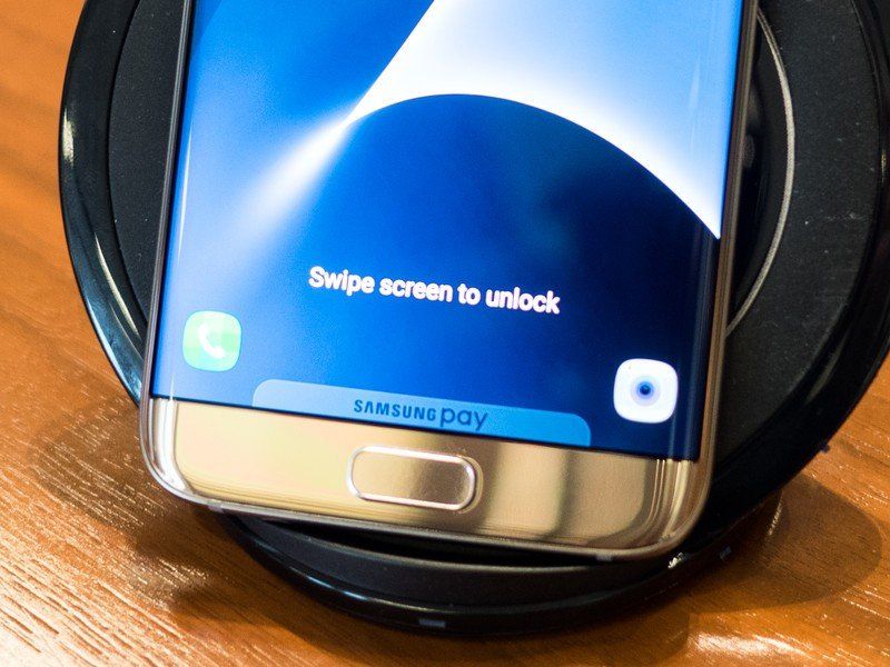 Samsung Galaxy S7 and angled wireless charger