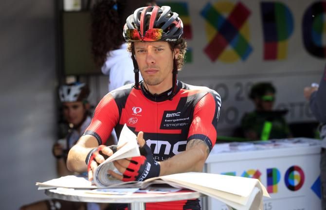 Daniel Oss reads the newspapers before the start