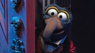 gonzo peeking out of haunted mansion in disney+ special