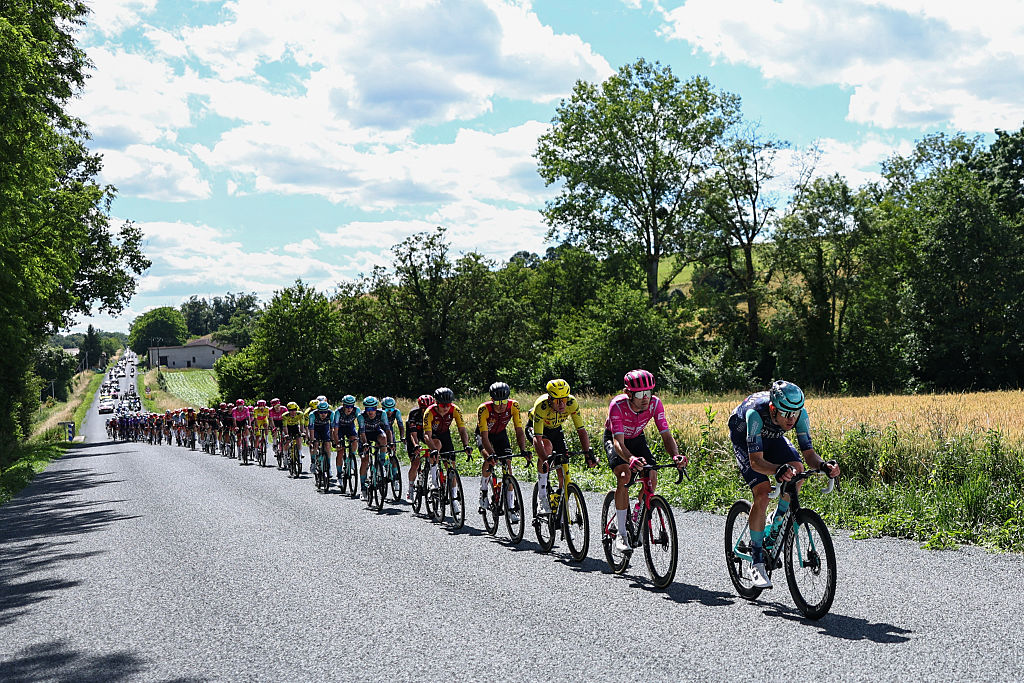 2026 Tour Auvergne-Rh&amp;ocirc;ne-Alpes stage 5: the peloton at speed in the final hour