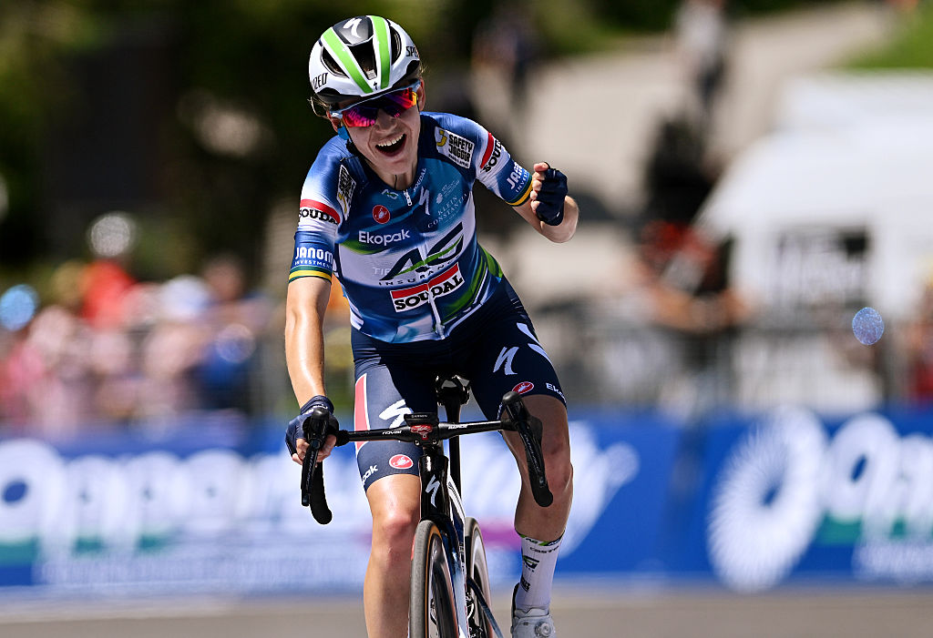PIANEZZE, ITALY - JULY 09: Sarah Gigante of Australia and Team AG Insurance - Soudal celebrates at finish line as stage winner during the 36th Giro d'Italia Women 2025, Stage 4 a 142km stage from Castello Tesino to Pianezze (Valdobbiadene) 1083m / #UCIWWT / on July 09, 2025 in Pianezze, Italy. (Photo by Luc Claessen/Getty Images)