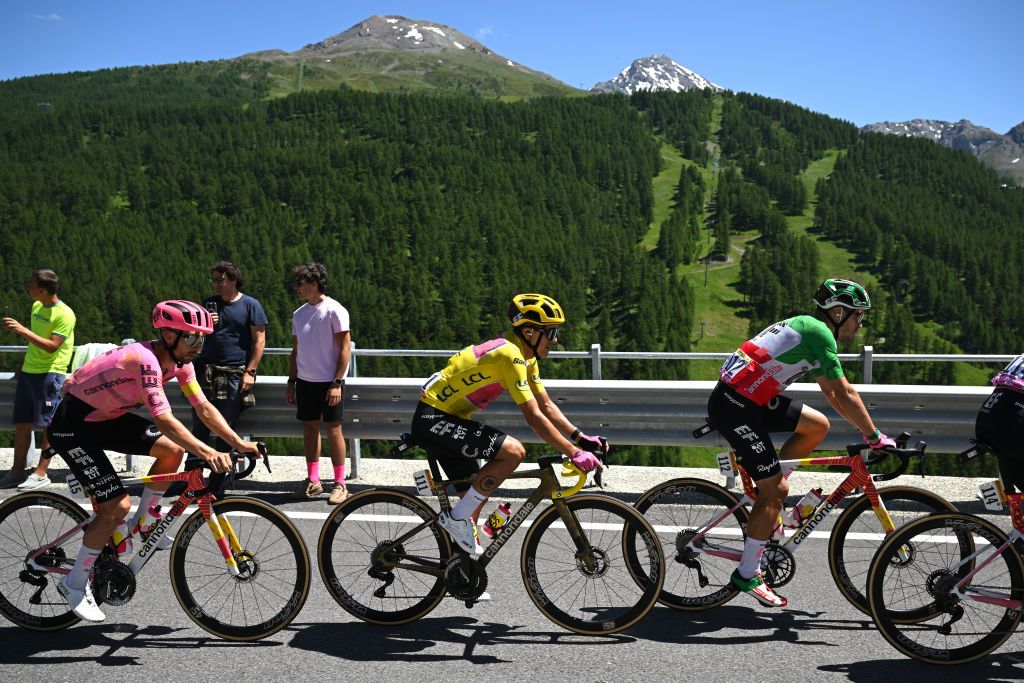 VALLOIRE FRANCE JULY 02 LR Ben Healy of Ireland Richard Carapaz of Ecuador EasyPost Yellow Leader Jersey Alberto Bettiol of Italy and Team EF Education EasyPost with teammates compete during the 111th Tour de France 2024 Stage 4 a 1394km stage from Pinerolo to Valloire UCIWT on July 02 2024 in Valloire France Photo by Dario BelingheriGetty Images