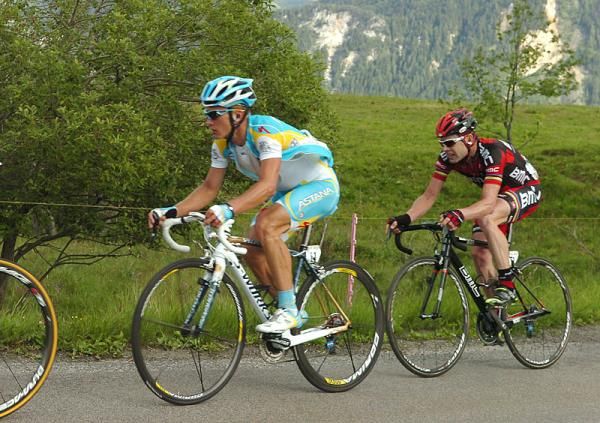 Alessandro Vinokourov (Astana) leads Cadel Evans (BMC)
